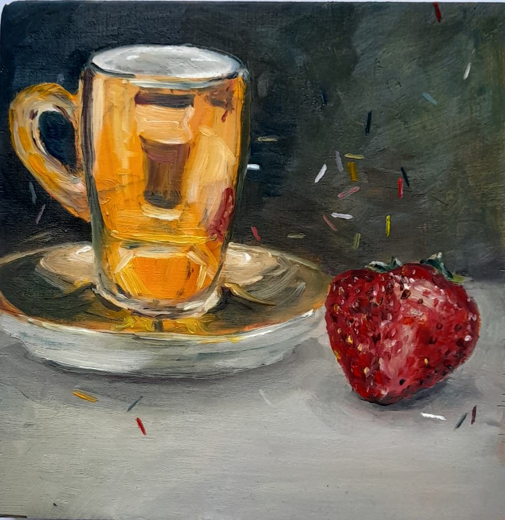 goldene Espressotasse mit Spiegelungen und roter Erdbeere vor dunklem Grund mit flitternden grafischen Zeichen für Klänge